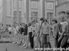 5305.Rynek w Gostyniu - biegi szkolne zorganizowane z okazji Dnia Zwyciestwa (1984 r.).JPG