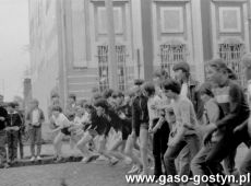 5306.Rynek w Gostyniu - biegi szkolne zorganizowane z okazji Dnia Zwyciestwa (1984 r.).JPG