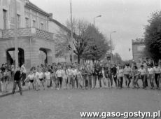 5307.Rynek w Gostyniu - biegi szkolne zorganizowane z okazji Dnia Zwyciestwa (1984 r.).JPG