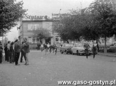 5309.Rynek w Gostyniu - biegi szkolne zorganizowane z okazji Dnia Zwyciestwa (1984 r.).JPG