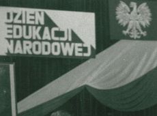 531.Dzien Edukacji Narodowej w Gostyniu (1985 r.)-przemawia inspektor szkolny Zdzislaw Mrozek