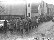 5313. Pogrzeb Mariana Weclewicza (powstanca wlkp., uczestnika wojny polsko-bolszewickiej, podpulkownika Wojska Polskiego, adwokata, kawalera Orderu Virtuti Militari) - Gostyn, 1986 r.