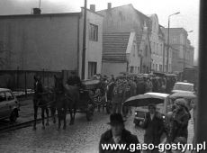 5316. Pogrzeb Mariana Weclewicza (powstanca wlkp., uczestnika wojny polsko-bolszewickiej, podpulkownika Wojska Polskiego, adwokata, kawalera Orderu Virtuti Militari) - Gostyn, 1986 r.