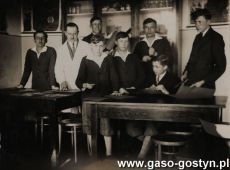 5316.Gimnazjum w Gostyniu - profesor Wladyslaw Kolomlocki z uczniami klasy V w pracowni przyrodniczej (1935 r.)
