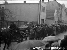 5317. Pogrzeb Mariana Weclewicza (powstanca wlkp., uczestnika wojny polsko-bolszewickiej, podpulkownika Wojska Polskiego, adwokata, kawalera Orderu Virtuti Militari) - Gostyn, 1986 r.