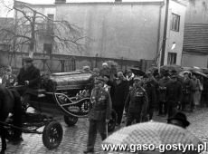 5318. Pogrzeb Mariana Weclewicza (powstanca wlkp., uczestnika wojny polsko-bolszewickiej, podpulkownika Wojska Polskiego, adwokata, kawalera Orderu Virtuti Militari) - Gostyn, 1986 r.