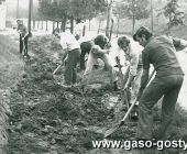 532.Czyn spoleczny pracownikow Huty Szkla przed ZDK Hutnik w Gostyniu-3 wrzesnia 1977r.