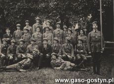 5326. 16 lipca 1916 - harcerze gostynscy z wizyta w Czachorowie, w srodku siedzi Antoni Przybecki - pracownik, a potem dzierzawca majatku Modlibowskich