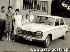 5327.Przed palacem w Czachorowie (1966 r.)