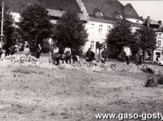 5336. Rynek w Gostyniu - czyn spoleczny zorganizowany przez Powiatowy Komitet PZPR (1975 r.)