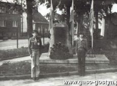 5337. Warta harcerzy przed pomnikiem poswieconym powstancom wlkp. przy Domu Kultury w Gostyniu (1976 r.)