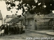 5350. Rynek w Gostyniu - pochod pierwszomajowy (1976 r.)