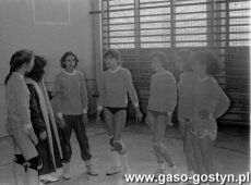 5352.Turniej pilki siatkowej dziewczat i chlopcow szkol podstawowych o puchar burmistrza Gostynia (hala SP 2, 1991 r.).JPG