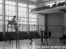 5353.Turniej pilki siatkowej dziewczat i chlopcow szkol podstawowych o puchar burmistrza Gostynia (hala SP 2, 1991 r.).JPG