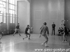 5356.Turniej pilki siatkowej dziewczat i chlopcow szkol podstawowych o puchar burmistrza Gostynia (hala SP 2, 1991 r.).JPG