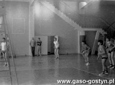 5357.Turniej pilki siatkowej dziewczat i chlopcow szkol podstawowych o puchar burmistrza Gostynia (hala SP 2, 1991 r.).JPG