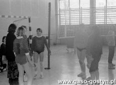 5363.Turniej pilki siatkowej dziewczat i chlopcow szkol podstawowych o puchar burmistrza Gostynia (hala SP 2, 1991 r.).JPG