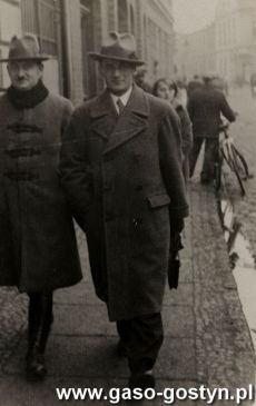 5365.Profesor Wladyslaw Kolomlocki i profesor Pawel Teodor Schulz wracaja z zajec w gimnazjum ulica sw. Ducha (obecnie 1 Maja) w Gostyniu (1 grudnia 1932 r.)