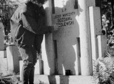 5375.Cmentarz w Gostyniu - grob profesora Gimnazjum w Gostyniu Jozefa Wincentego Gozdawy Godlewskiego - w latach 1924-1937 nauczyciela jezka polskiego, laciny i greki (zdjecie wykonane w 1987 r.).JPG