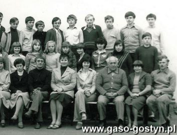 538. Absolwenci SP w Kunoiwe wraz z gronem pedagogicznym (1980r.)