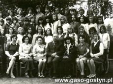 5381.Grono pedagogiczne i absolwenci Szkoly Podstawowej w Szelejewie (1975 r.)