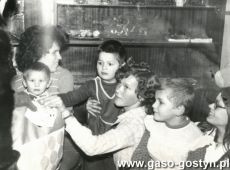 5392.Czlonkowie Szkolnego Kola PCK przy gostynskim liceum z podarkami mikolajkowymi w Panstwowym Domu Dziecka w Bodzewie (6 grudnia 1974 r.)
