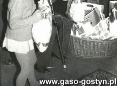 5394.Czlonkowie Szkolnego Kola PCK przy gostynskim liceum z podarkami mikolajkowymi w Panstwowym Domu Dziecka w Bodzewie (6 grudnia 1974 r.)