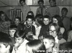 5395.Czlonkowie Szkolnego Kola PCK przy gostynskim liceum z podarkami mikolajkowymi w Panstwowym Domu Dziecka w Bodzewie (6 grudnia 1974 r.)