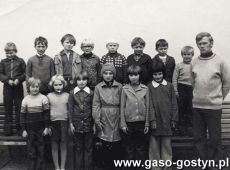 5404.Uczniowie Szkoly Posatwowej w Kunowie z wychowawca Andrzejem Czabajskim (1976 r.)