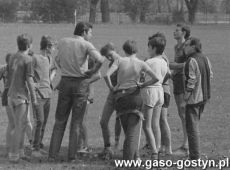 5410.Reprezentacja w pilce noznej Szkoly Podstawowej nr 4 w Gostyniu - trener Piotr Radojewski udziela wskazowek w przerwie meczu ze Szkola Podstawowa nr 3 (stadion OSiR w Gostyniu, 1987 r.).JPG