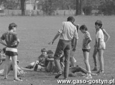 5411.Reprezentacja w pilce noznej Szkoly Podstawowej nr 4 w Gostyniu - trener Piotr Radojewski udziela wskazowek w przerwie meczu ze Szkola Podstawowa nr 3 (stadion OSiR w Gostyniu, 1987 r.).JPG