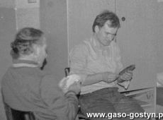 5429.Reprezentacja nauczycieli z Gostynia na turnieju pilki siatkowej w Krzeszowie (1990 r.) - relaks po pierwszym dniu turnieju.JPG
