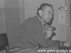 5431.Reprezentacja nauczycieli z Gostynia na turnieju pilki siatkowej w Krzeszowie (1990 r.) - relaks po pierwszym dniu turnieju.JPG