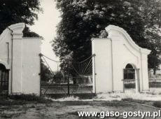 5432.Brama palacowa w Goli wybudowana na poczatku XX wieku (zdjecie z lat 70. XX wieku)