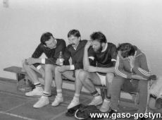 5434.Reprezentacja nauczycieli z Gostynia na turnieju pilki siatkowej w Krzeszowie (1990 r.).JPG