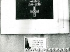 5443.Na scianie ratusza w Poniecu w 1959 roku odslonieto pamiatkowa tablice w holdzie powstancom wielkopolskim (zdjecie z lat 70. XX wieku)