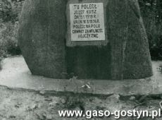 5444.Przy drodze polnej z Janiszewa do Waszkowa w 1946 roku postawiono kamien polny, upamietniajacy smierc powstanca Jozefa Kusza (zdjecie z polowy lat 70. XX wieku)