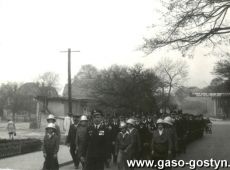 5453. Druhowie z Ochotniczej Strazy Pozarnej w Gostyniu w drodze na rynek na wiec 1-majowy (1974 r.)