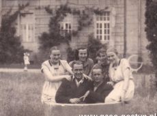 5460.Przed palacem w Pudliszkach (ok. 1950 r.)