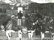 5466.Koncert koled w wykonaniu Choru Moniuszko ze Strzelec Wielkich pod dyrekcja Alojzego Bryla dla czlonkow Klubu Seniora w Piaskach (30 stycznia 1979 r.)