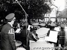 5472. Wystep gostynskiej Orkiestry Detej na Placu Metziga z okazji Centralnych Dozynek w Lesznie (11 wrzesnia 1977 r.)