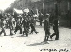 5479. Rynek w Gostyniu - pochod 1-majowy (1952 r.)