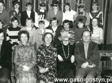 5487.Bal maskowy w Szkole Podstawowej w Szelejewie - uczniowe klasy VIII i grono nauczycieli (1982 r.)