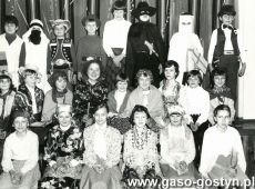 5489.Bal maskowy w Szkole Podstawowej w Szelejewie - uczniowie klasy V (1982 r.)