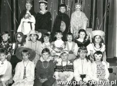 5490.Bal maskowy w Szkole Podstawowej w Szelejewie - uczniowie klasy IV (1982 r.)