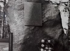 5501.Pomnik ufundowany w 1972 roku przez spoleczenstwo Pudliszek dla uczczenia poleglych w walce z terrorem hitlerowskim w latach 1939-1945