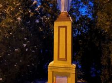 5506.Kapliczka z figura Matki Boskiej w Stezycy ufundowanej w 1947 roku przez Jana Biniasza, wieznia obozow koncentracyjnych w Dachau i Sachsenhausen (zdjecie wykonane 17 lutego 2025 r.)