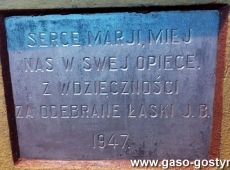 5507.Napis na podstawie kapliczki z figura Matki Boskiej w Stezycy ufundowanej w 1947 roku przez Jana Biniasza, wieznia obozow koncentracyjnych w Dachau i Sachsenhausen (zdjecie z 17.02. 2025 r.)