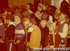 5518.Bal przebierancow z okazji Dnia Ucznia w Szkole Podstawowej w Szelejewie (1978 r.)