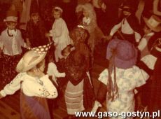 5520.Bal przebierancow z okazji Dnia Ucznia w Szkole Podstawowej w Szelejewie (1978 r.)